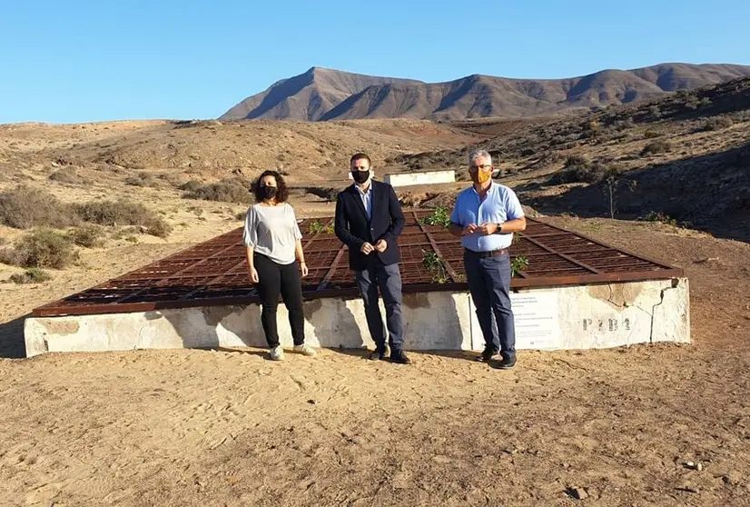 Óscar Noda, Silvia Santana y Ángel Domínguez junto a los pozos