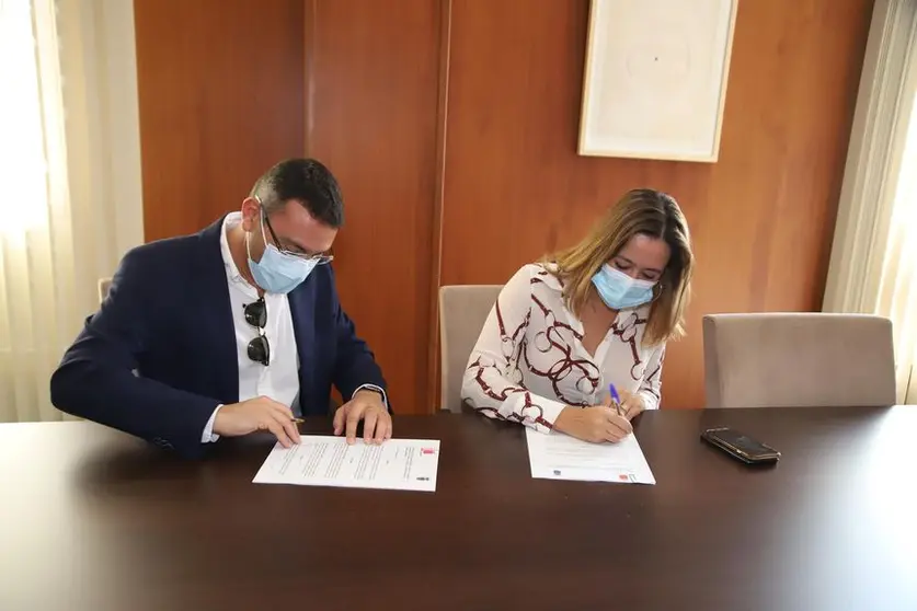 _Firma Convenio Energía y alcalde  Ayt Teguse (3)