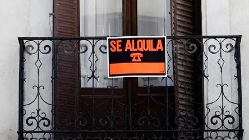 cartel-de-se-alquila-en-una-vivienda