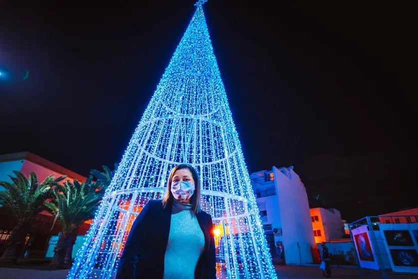 La alcaldesa de Arrecife junto al gran  árbol de Navidad  en el Charco de San Ginés