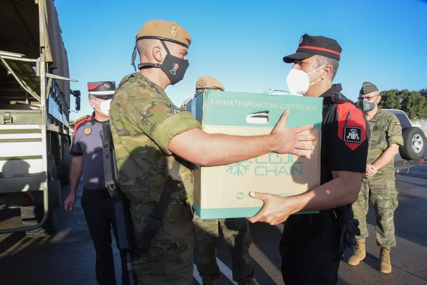Entrega de las vacunas a la Policía Canaria