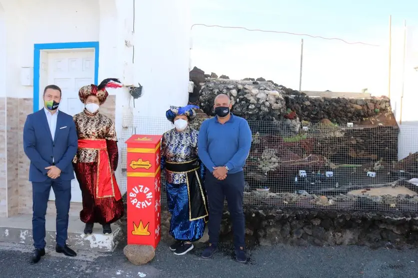 El alcalde, Óscar Noda, y Javier Camacho, edil de Festejos junto a los pajes reales en El Golfo