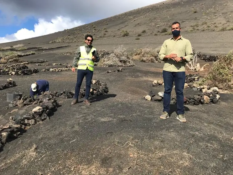 Emilio Machín (derecha), responsable de Sector Primario en Yaiza, junto al capataz en su visita a la zona