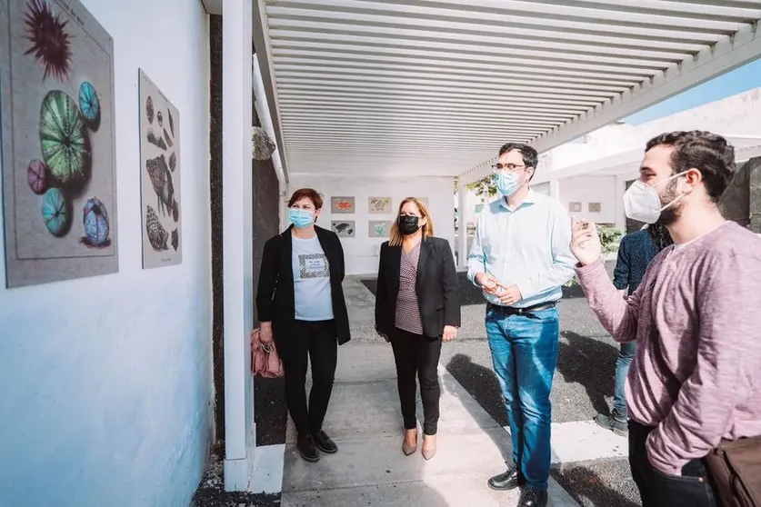 Exposición de alumnos de la Escuela Pancho Lasso en el Jardín de la Biosfera, una actividad organizada por el Ayuntamiento de Arrecife. Uno de los alumnos explica su obra