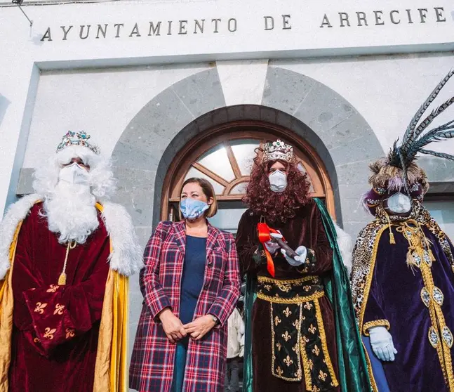 Llegada de los Reyes Magos. La alcaldesa Astrid Pérez junto a Melchor, Baltasar y Gaspar en las puertas del Ayuntamiento de Arrecife