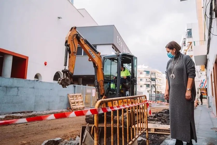 Actuación en varias calles del barrio de La Destila. La alcaldesa visita las obras en la calle La Inés, junto al colegio de La Destila