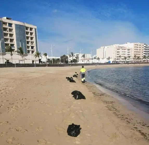 Bolsas con las numerosas toallitas y compresas retiradas por el personal de Limpieza ayer en la playa del Reducto