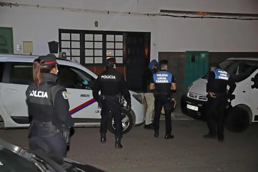 La Policía Local de Arrecife realiza dispositivos para el control del Toque de Queda en los barrios