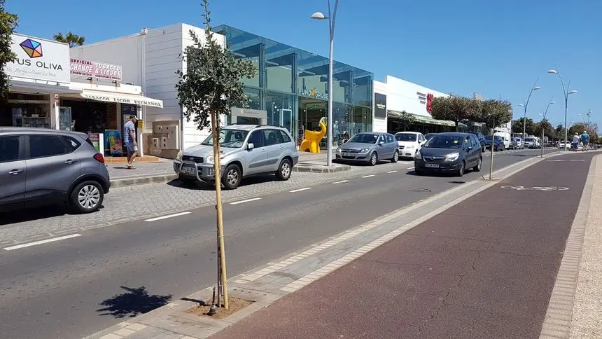 Avenida-de-las-Playas-en-Puerto-del-Carmen