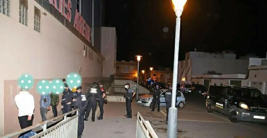 Despliegue de la Policía Local de Arercife  durante este pasado fin de semana en la capital de Lanzarote. Actuación en el barrio de Argana Alta