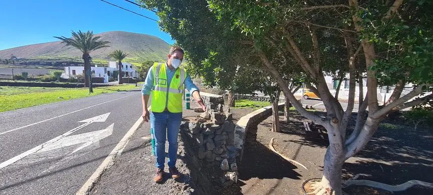 Obras Muro  carretera de Uga (1)