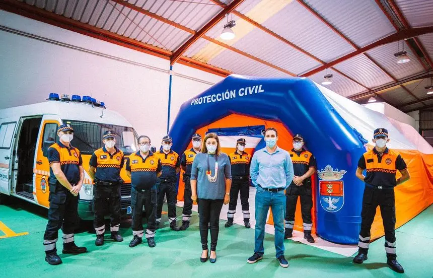 Efectivos de Protección Civil de Arrecife con la alcaldesa Astrid Pérez y el concejal Eduardo Placeres Reyes, en la presentación del Hospital de Campaña