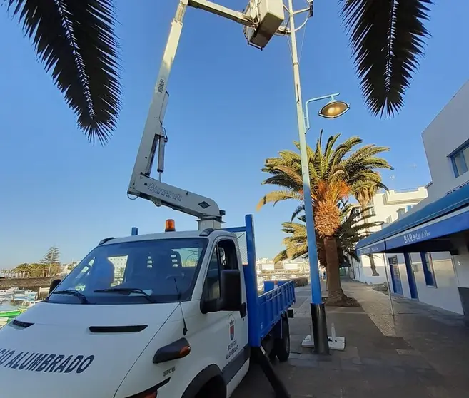 Equipo Municipal del Servicio de Alumbrado Público de Arrecife reparando una avería