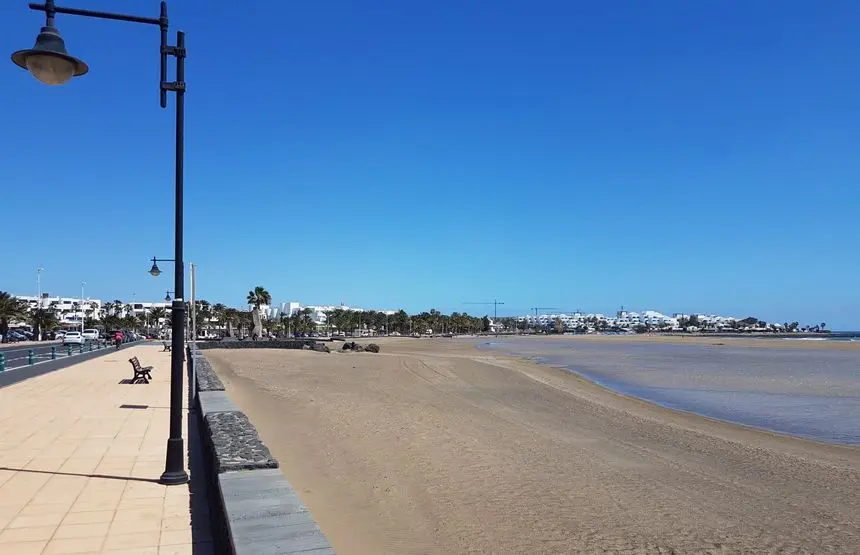 Playa-de-los-Pocillos-en-Puerto-del-Carmen-hoy.