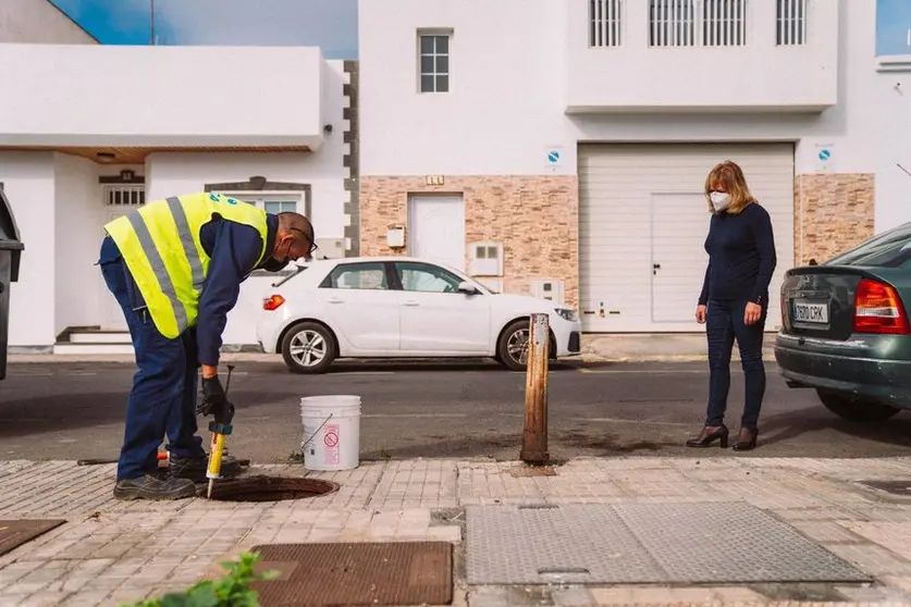 Despliegue de la desratización en Arrecife. La concejal de Sanidad acude al barrio de Tinasoria, donde esta semana se está actuando.