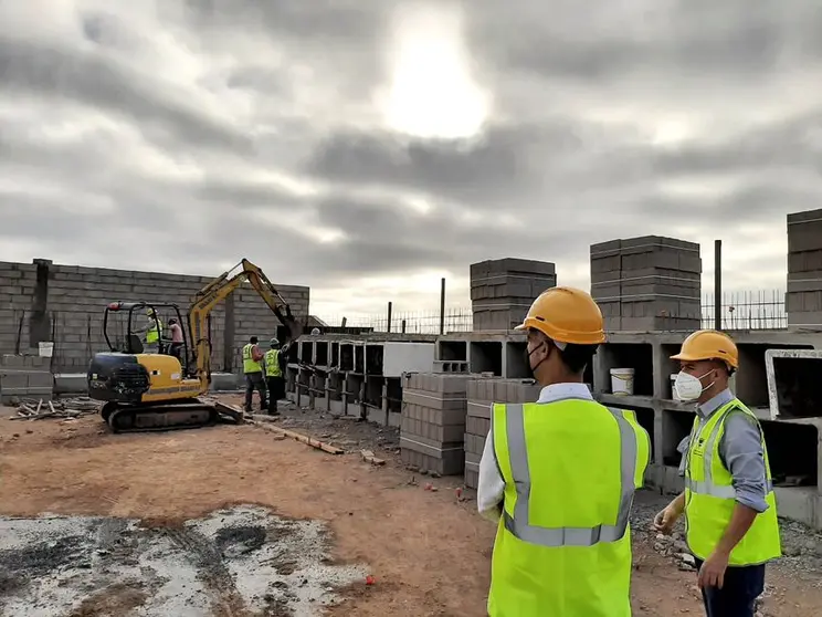 foto alcalde y concejal en obras cementerio