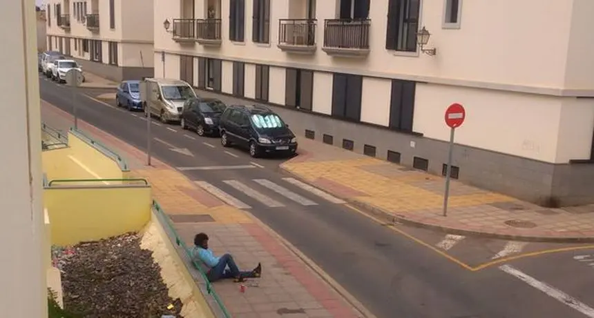 Imagen de archivo de una de las personas sin hogar que deambula por Arrecife.