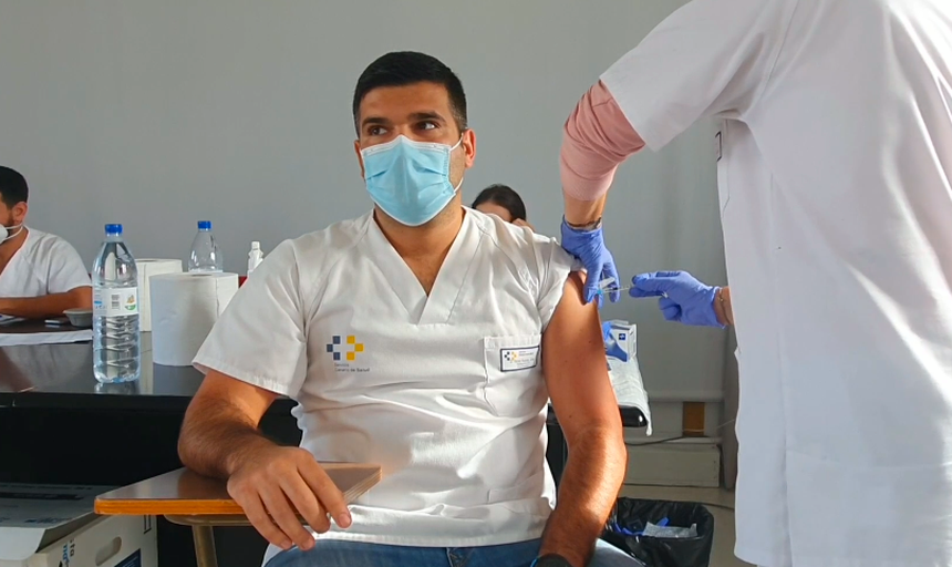 Profesional sanitario vacunándose