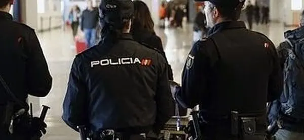 Policía Nacional trabajando en un aeropuerto.