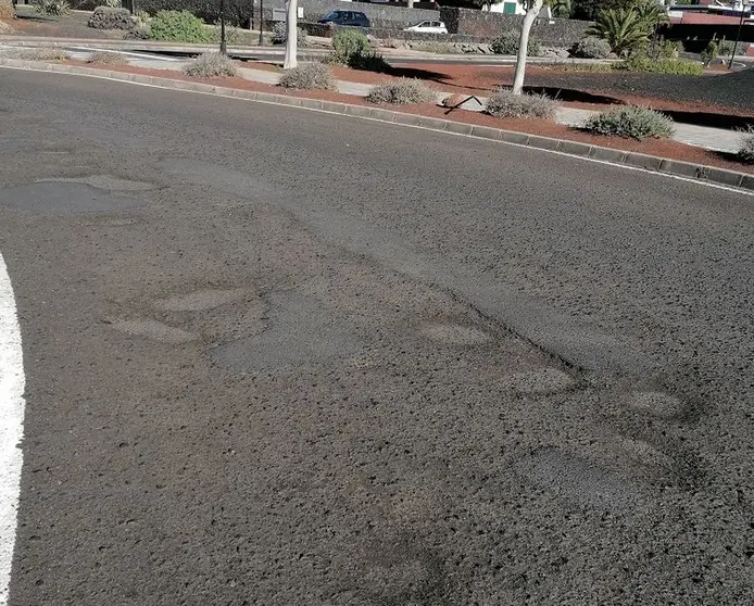Carretera con socavones en Las Coloradas (Imagen de Cs)
