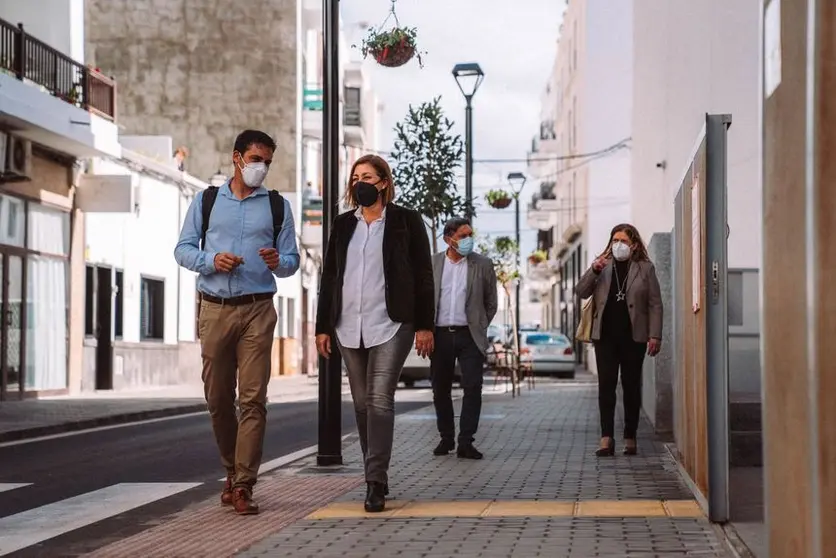 Transformación de la imagen urbana de varias calles en el barrio de La Destila. Un sector de la calle La Inés con árboles, bancos, alumbrado led, aceras anchas y accesibles