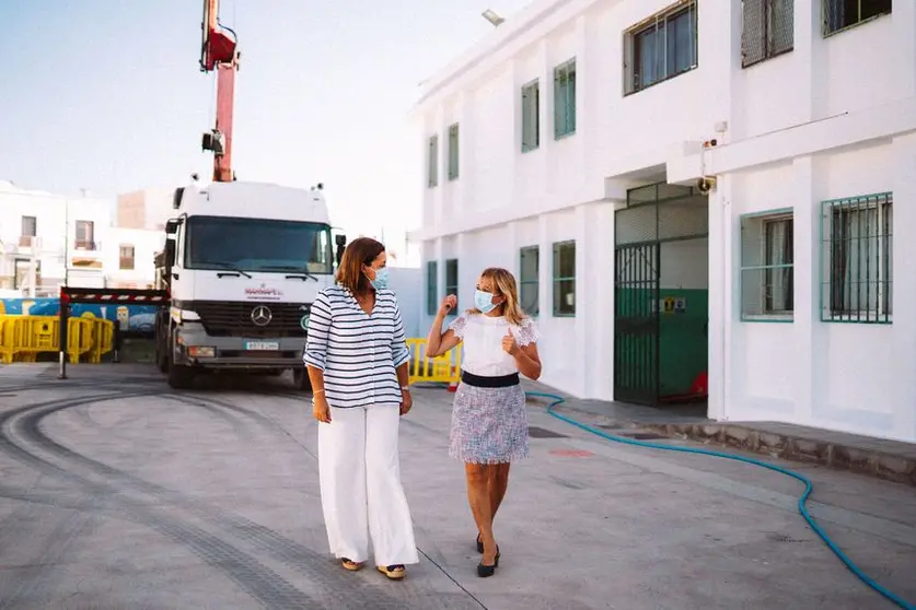 Arrecife saca a licitación las reformas y mantenimiento de todos los colegios. La alcaldesa Astrid Pérez y la concejal de Educación, Saro González, en una visita a obras en el colegio de Argana Alta