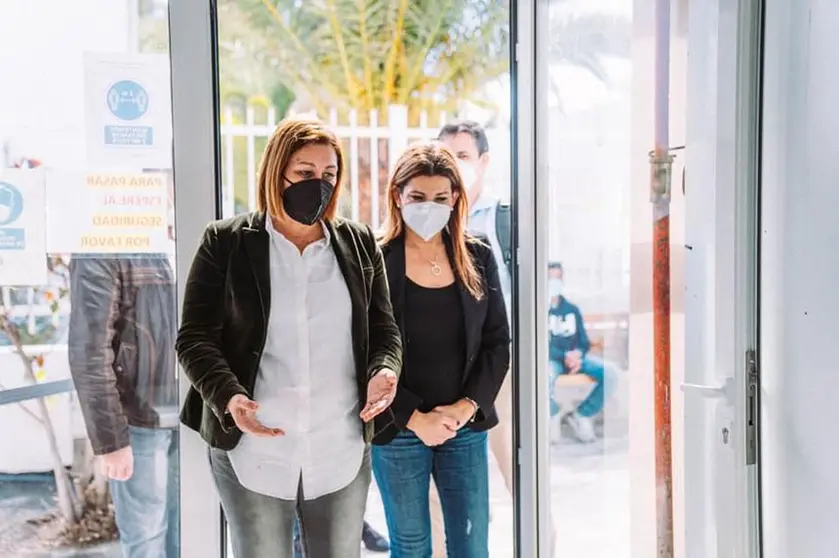 Nuevos accesos accesible al edificio de Servicios Sociales. La alcalesa Astrid Pérez y la concejal María Jesús Tovar en la nueva puerta de acceso al edificio central