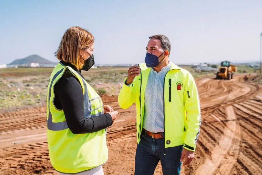 La alcaldesa Astrid Pérez y el consejero de Obras Públicas del Cabildo, Jacobo Medina, visitan la zona para comprobar el avance de los trabajos