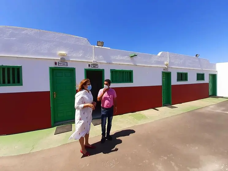 Baños y verstuarios del Campo de Fútbol de Argana Alta que van a ser reformados. La alcaldesa de Arrecife y el concejal de Deportes