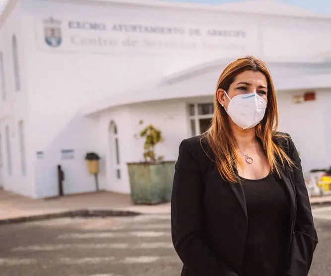 María Jesús Tovar, concejal de Servicios Sociales del l Ayuntamiento de Arrecife, ante la sede central  de los Servcios Sociales del Consistorio