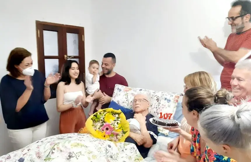 Doña María Lemes cuando cumplió 107 años con su familia y la alcaldesa de Arrecife.