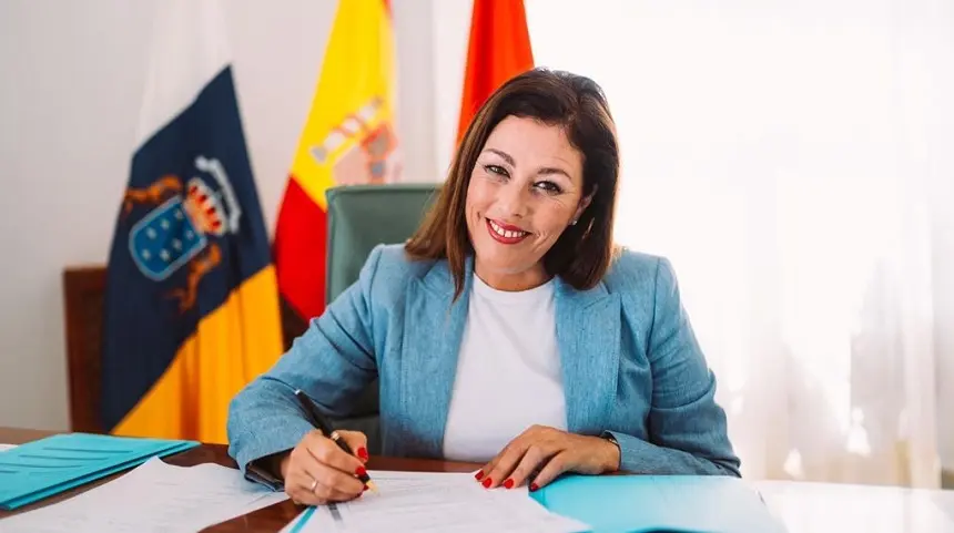 Astrid Pérez en su despacho del Ayuntamiento de Arrecife.