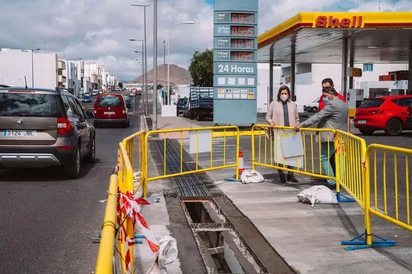 Nuevas canalizaciones de pluviales en los accesos al barrio de Altavista, realizadas por el Ayuntamiento de Arrecife. La alcaldesa y el concejal de Obras visitan las mejoras