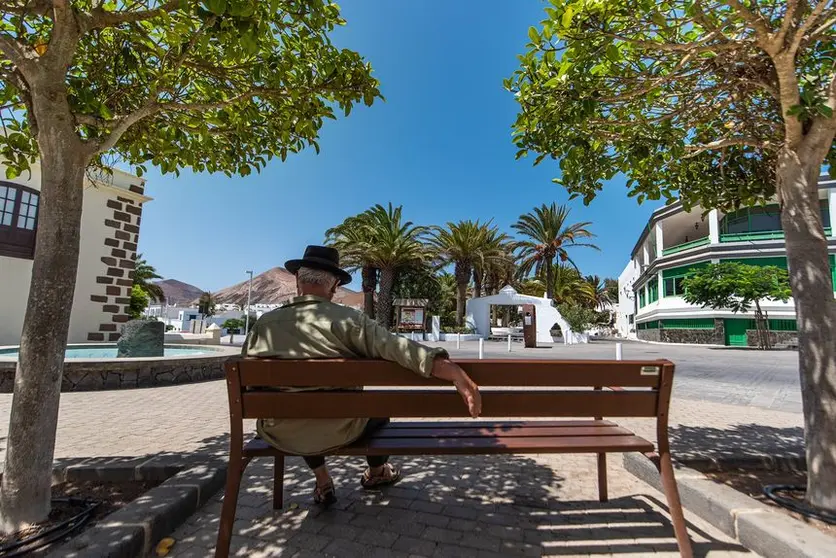 IMAGEN SAN BARTOLOMÉ SEÑOR MAYOR SENTADO EN UN BANCO