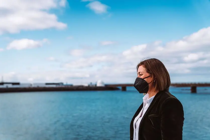 La alcaldesa de Arrecife, Astrid Pérez,  en el litoral de Arrecife. Al fondo el Islote de la Fermina