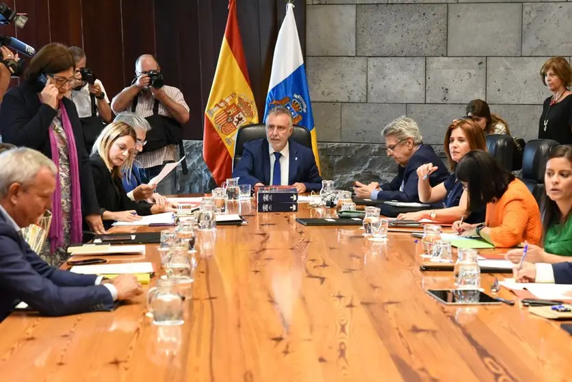Ángel-Víctor-Torres-preside-la-reunión-del-Consejo-de-Gobierno