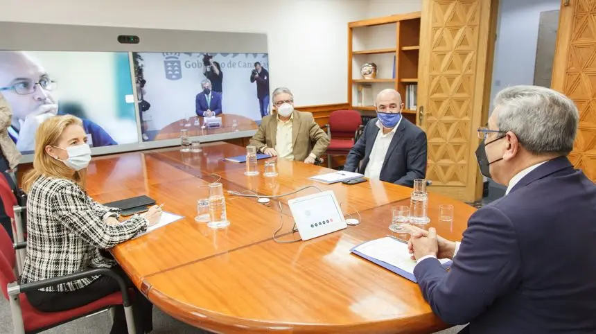 Imagen de la reunión que mantuvo este martes Román Rodríguez con los representantes del sector turístico.