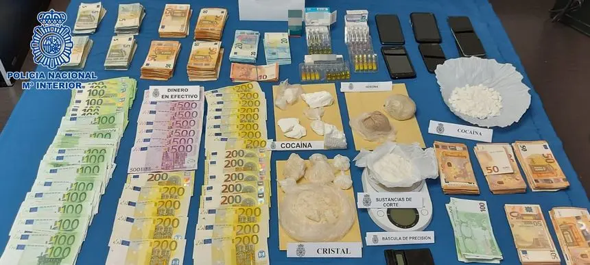 Imagen del dinero y parte del material incautado por la Policía.