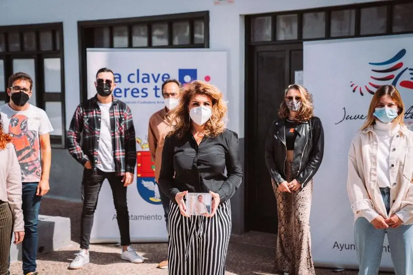 La concejal de Participación Ciudadana y Juventud, Eli Merino, con los participantes en la grabación del CD Ahora, en los exteriores de la Casa de la Juventud de Arrecife