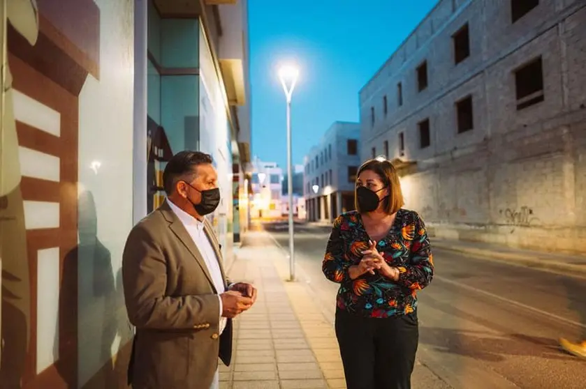 La alcaldesa de Arrecife y el concejal de Obras Públicas en la calle Brasilia, que estrena por primera vez alumbrado público