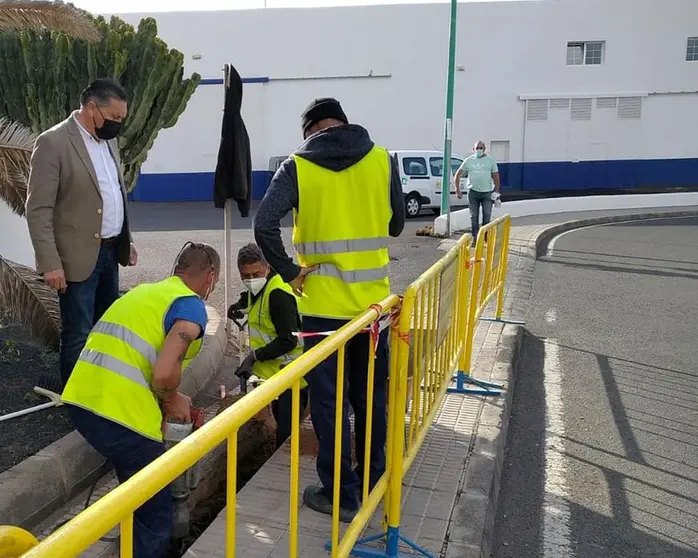 El Ayuntamiento de Arrecife mejora el alumbrado público en los accesos al Hospìtal General de Lanzarote. El concejal Roberto Herbón supervisa las obras