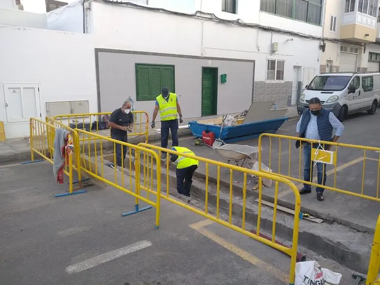 El Ayuntamiento de Arrecife instala nuevos imbornales de mayor caudal en una calle crítica ante las lluvias, en el barrio de Titerrory. El concejal de Obras supervisa el trabajo