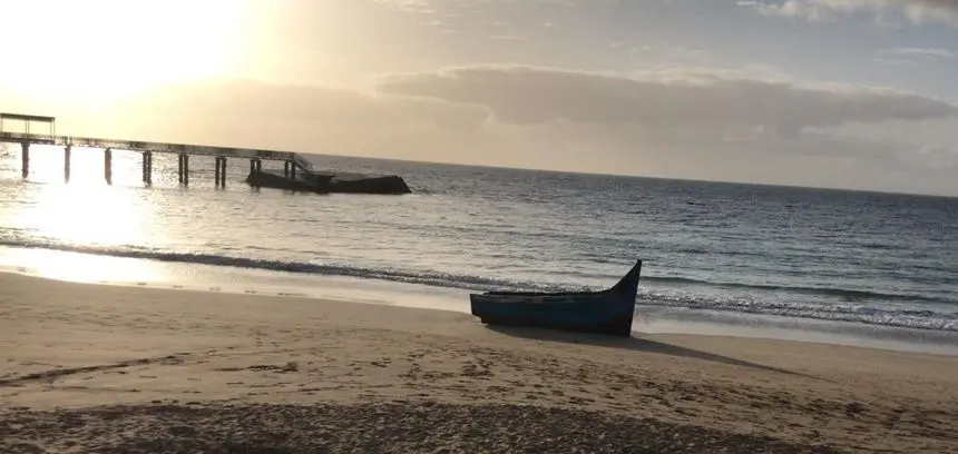 Imagen de la patera que llegó este viernes a la playa de La Garita.