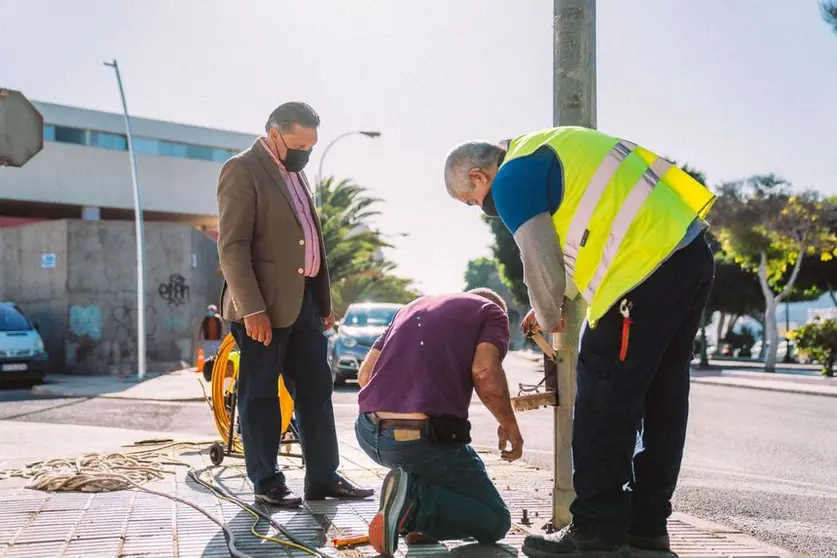 Arrecife instala nueva red de alumbrado público junto a la Escuela Pancha Lasso. El concejal Roberto Herbón supervisa los trabajos