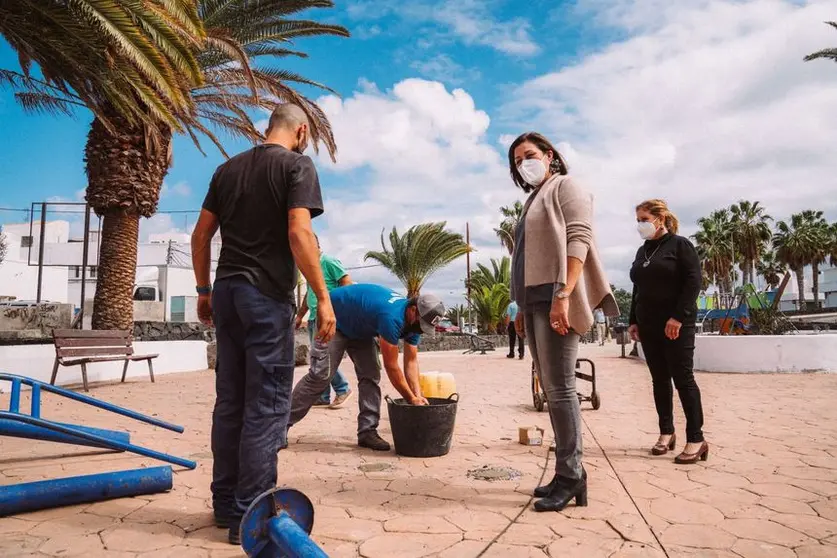 La alcaldesa Astrid Pérez y la concejal Ángela Hernández muestran este parque biosaludable de Altavista  en proceso de reparación algunas de sus máquinas