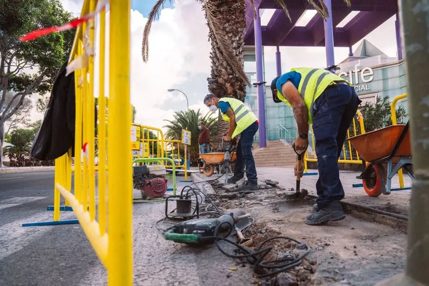 El Ayuntamiento mejora la accesibilidad y la seguridad en pasos de peatones de Arrecife. Obras en la Vía Medular junto a la Ciudad Deportiva