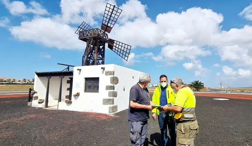 Jacobo Medina en la rotonda de La Molina en Playa Blanca