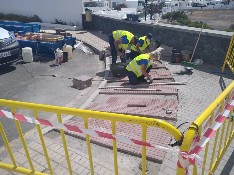 El Ayuntamiento de Arrecife mejora la accesibilidad a la playa de La Concha. Trabajadores municipales