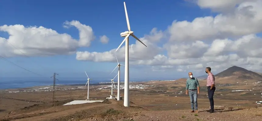 ALEXIS Y RAÚL DE LEÓN JUNTO VIEJOS AEROGENERADORES MONTAÑA MINA 2