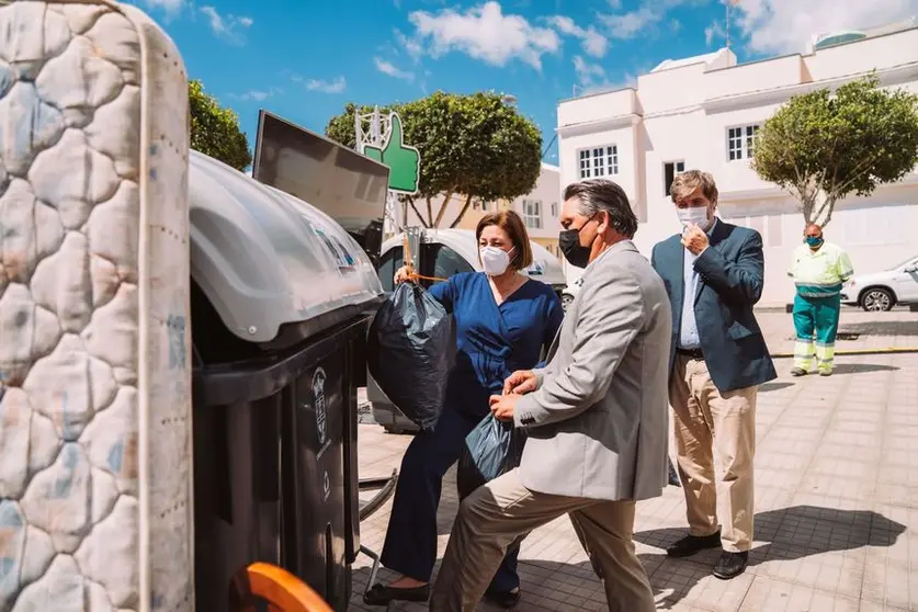 Presentación de la campaña de mayor civismo y evitar arrojar escombros que lanza el Ayuntamiento de Arrecife . La alcaldesa y el concejal de Limpieza